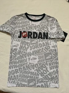 NIKE AIR JORDAN JUGEND JUNGEN T-SHIRT WEISS #95A431-001 JEDE GRÖSSE KOSTENLOSER VERSAND - Bild 1 von 12