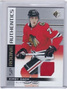 2019-20 SP Retail Rookie Authentics Jersey Kirby Dach #107 Rookie RC-BLACK HAWKS - Bild 1 von 2