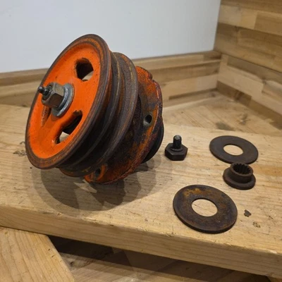 KUBOTA B7800 B3200 B2710 B2630 TRACTOR MOWER DECK PULLEY HOLDER BLADE SPINDLE - Image 1 of 4