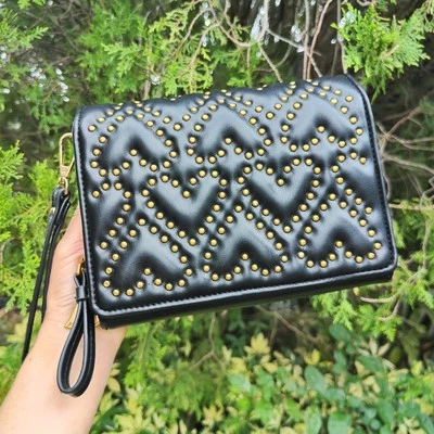 Cartera Muñequera Betsey Johnson What A Tachonada Acolchada Corazón Imitación Cuero Foto 1 de 4