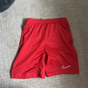 Nike Red Shorts Athletic Youth Size XL Pockets - Picture 1 of 2