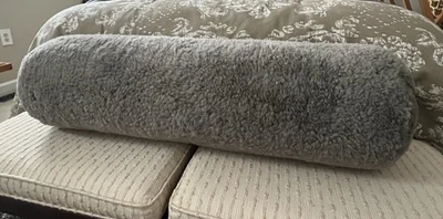 Almohada acolchada Pottery Barn Illya lana corta rizada piel de oveja color fósil nueva con etiquetas Foto 1 de 4