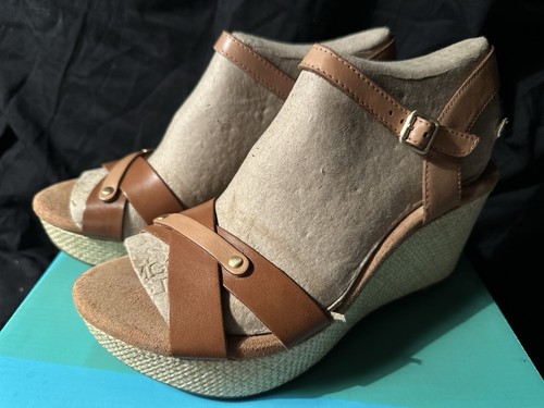 Sandali Clarks Perfect Laugh UK 5.5 D Fit pelle marrone chiaro nuovi con etichette vacanze estive