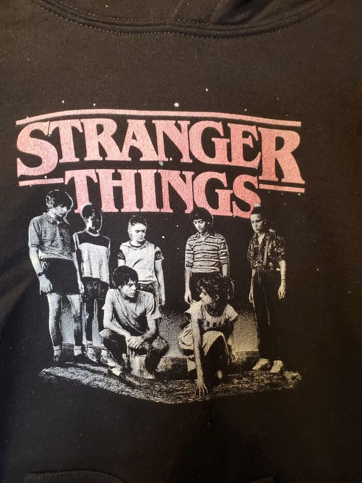 Sudadera con Capucha Stranger Things Juvenil Talla Mediana Negra Al Reverso Serie Netflix Foto 1 de 4