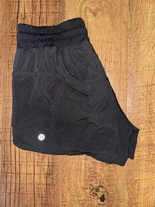 LULULEMON SCHWARZE HOTTIE HEISSE 4" SHORTS! 6 - Bild 1 von 3