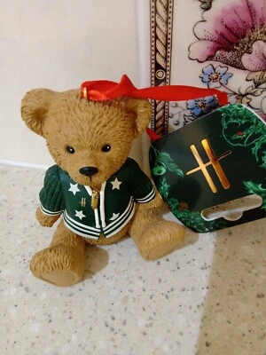 HARRODS 2022 Christmas Resin Bear, Louie, neu, Fuß datiert