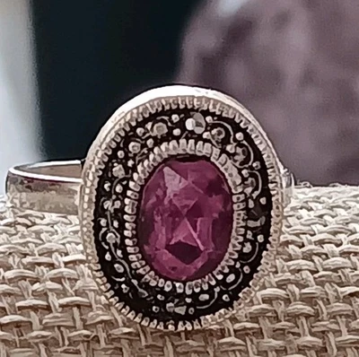Cristal púrpura y marcasita ovalado, anillo, ajustable, 6,3/4 en tono plateado Foto 1 de 4