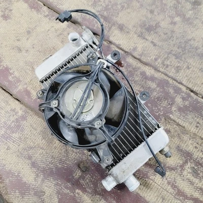 Manguera derecha enfriador radiador motor motor Honda VTR1000F Super Hawk 98-05 OEM buena Foto 1 de 4