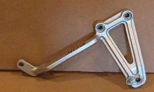 KAWASAKI EX250 NINJA 1988 RIGHT REAR FOOTPEG BRACKET MUFFLER STAY - Picture 1 of 1