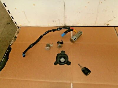 PEUGEOT 206 2002-09 ESCOTILLA / FAMILIAR / CC BARRIL ENCENDIDO PUERTA Y TAPA COMBUSTIBLE CERRADURAS Foto 1 de 3