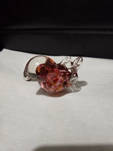 Kleiner Glasvogel Preiselbeere gesprenkelt mit weißen mundgeblasenen Ätzschwanzfedern - Bild 1 von 6
