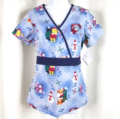 Nuevo con etiquetas Blusa Médica Disney Winnie Pooh Para Mujer S Cinturón Vacaciones de Navidad 100% Algodón Foto 1 de 4