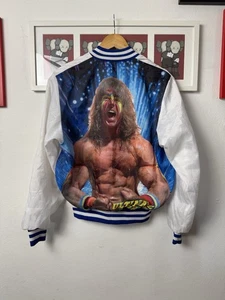 Chaqueta De Colección WWF Ultimate Warrior Satén Pequeña Hecha en EE. UU. Lucha Libre Años 90 WWE - Imagen 1 de 5