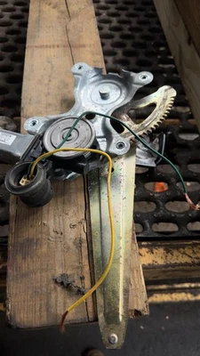 03-08 TOYOTA COROLLA CONDUCTOR TRASERO/LADO IZQUIERDO REGULADOR VENTANA ELÉCTRICA USADO OEM Foto 1 de 4