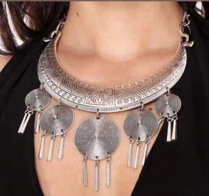 Collana medaglione Miao in argento inciso - Foto 1 di 2