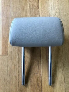 2008 BMW 328I E90 - Left or Right Rear Headrest Leather Beige 52207152315 - Imagen 1 de 5