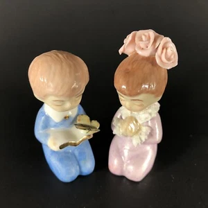 Vintage 1981 Judy Humpf betender Junge und Mädchen Figur Porzellan blau rosa 2 1/2 Zoll h - Bild 1 von 10