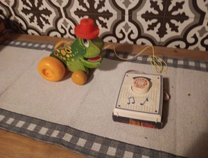 LOTE DE JUGUETES VINTAGE FISHER PRICE RANA JUMPER ALEGRE Y CAJA DE MÚSICA RADIO DE BOLSILLO TWINKLE - Imagen 1 de 4