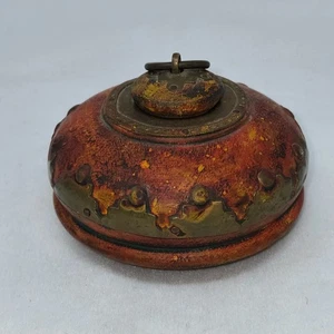 ANTIKE HANDGEFERTIGTE ORIENTALISCHE RUNDE SCHATULLE HOLZ MESSING TAILLIERT TABAK OPIUM ROT - Bild 1 von 7