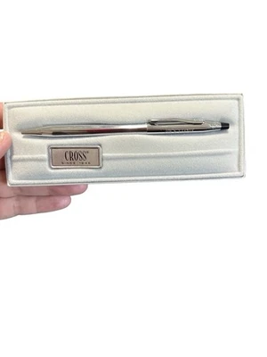 Pluma de tinta cruzada. Funciona muy bien. Tiene nombre grabado en él. Foto 1 de 4