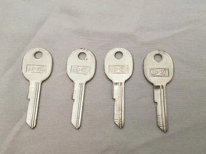 Lot of 4 Vintage Uncut Keys IL CO For General Motors Cars Fitchburg, Mass USA  - Picture 1 of 9