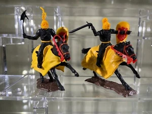 Timpo Toys Black Mounted with Yellow Helmets 2ea - Picture 1 of 2