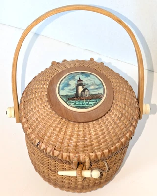 Винтажная корзина Nantucket с маяком Scrimshaw Brant Point от художника Линды Лейден - Изображение 1 из 4