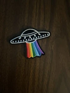 REGENBOGEN AUFBÜGLER PATCH bestickt BUNT LGBTQ+ GAY PRIDE RECHTE HANDWERK EMBLEM - Bild 1 von 3