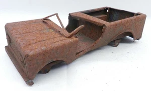 Rostiges Metall, das früher ein 60er Jahre Structo IH International Scout SUV war - Bild 1 von 7