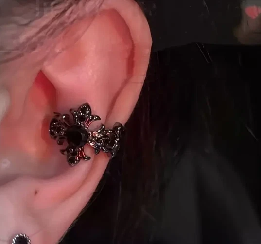 Oreja cruzada cristal negro Foto 1 de 1