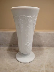 Vintage Milk Glass Harvest Grapes Indiana Colony Vase - Picture 1 of 6