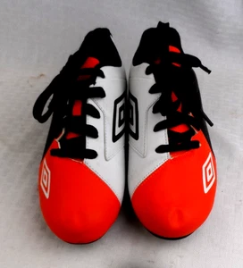 NUOVO Umbro Spire scarpa uomo arancione nero bianco guglia calcetto tacchetti taglia 6 EU 38,5 - Foto 1 di 15