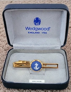 AUTÉNTICO PASADOR DE CORBATA CON LOGOTIPO DE ANCLA DE COLECCIÓN WEDGWOOD CAJA USADA DORADO Y AZUL - Imagen 1 de 10