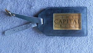 Etiqueta de equipaje THE CAPITAL GRILLE, cuero y latón, identificación oculta bajo solapa - Imagen 1 de 5
