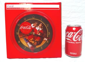 COCA COLA RUNDE 12 WEIHNACHTSLIEDER SOUND UHR MIT LICHTSENSOR 8" NEU IM KARTON - Bild 1 von 5