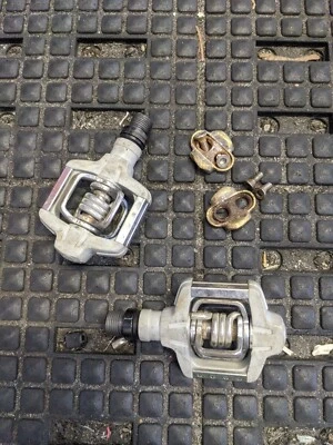 Pedales batidores de huevos Candy C con tacos grises Crank Brothers Foto 1 de 3