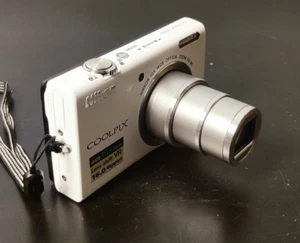 Nikon Coolpix S6200 White Compact Digital Camera + battery, charger, SD and Case - Picture 1 of 18