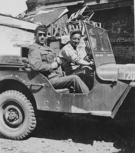 Retrato de dos hombres Jeep militar conductor mecánico hombre guapo década de 1940 - Imagen 1 de 3