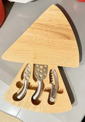 Tabla de queso de bambú con cuchillos para queso - acero inoxidable cepillado y sacacorchos. Nuevo WO Foto 1 de 4