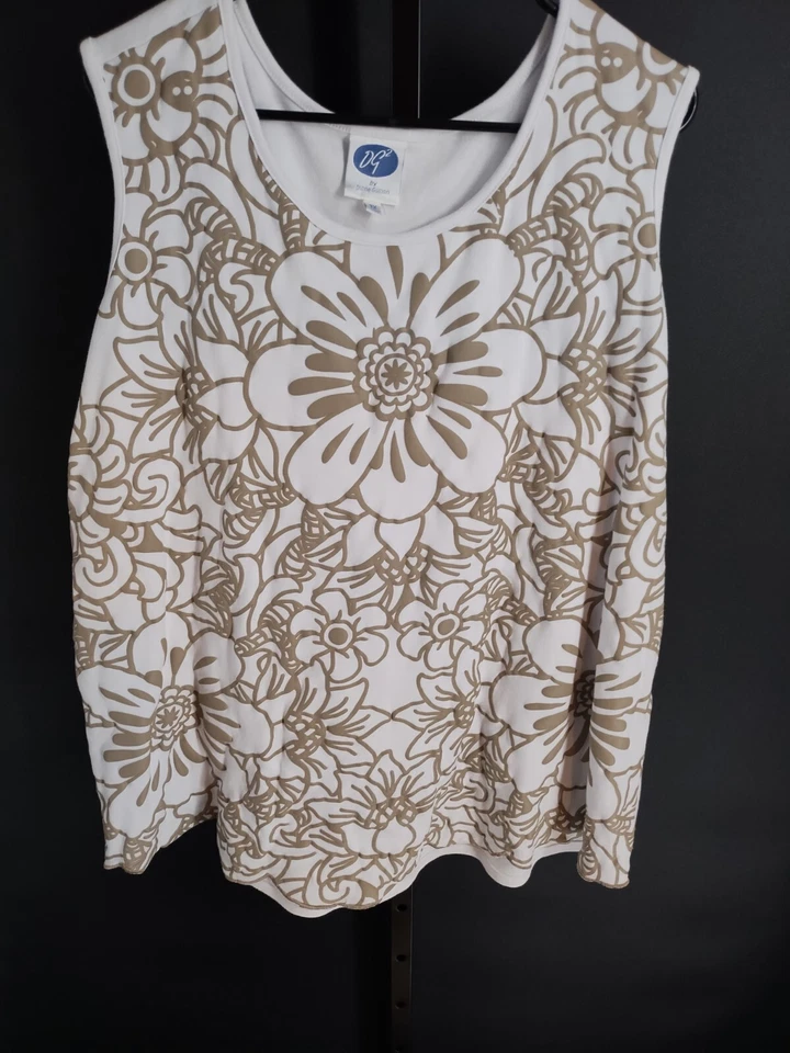 Tanque con estampado de flores dobladillo vieira DG2 por Diane Gilman - 3x - Beige  Foto 1 de 4