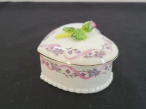 Caja de baratijas vintage Mann porcelana en forma de corazón aplicada rosa roja - Imagen 1 de 10