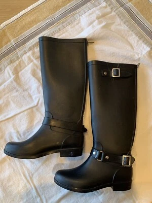 Botas de lluvia negras hasta la rodilla para mujer con cremallera trasera roja completa. Foto 1 de 4