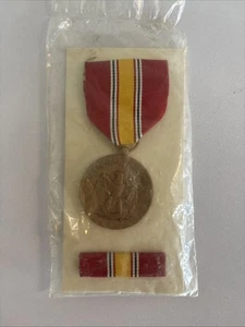 National Defense Service Medaille und Band - Bild 1 von 2