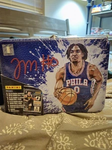 Caja de almuerzo de baloncesto Tyrese Maxey 2025 MJH 76ers Panini NBA lata - 4 paquetes + bonificación - Imagen 1 de 6
