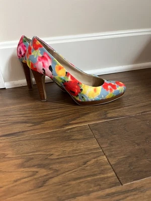 Tacones bandolino florales con tacón de madera - Talla 6 - Bellezas reales Foto 1 de 4