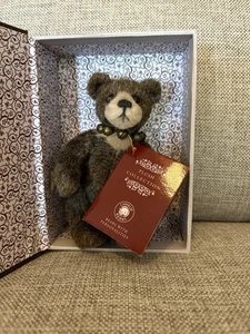 Charlie Bears "Sneaky Peek" - 2019 - 5 Zoll Plüschbär mit Hinweisbuch - Bild 1 von 9