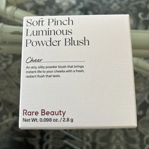 Raro Blush in polvere luminoso pizzico morbido Beauty di Selena Gomez ALLEGRO  - Foto 1 di 3