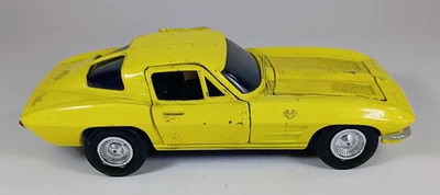 Ertl 1963 Diecast Corvette Stingray Split Window Coupe. 1/25, Yellow. - Image 1 of 4