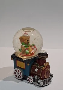 Weihnachten Teddybär Zug Schneekugel - festliches Sammlerstück Ornament - Bild 1 von 5