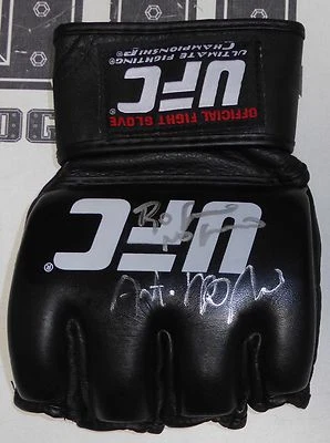 Guante de Lucha Oficial UFC Firmado Antonio Rodrigo y Rogerio Nogueira Certificado de Autenticidad PSA/ADN 1 Foto 1 de 4